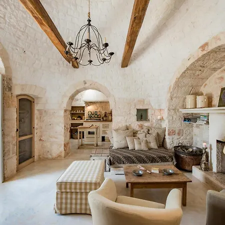 Historic Apulian With A Stone Pool *