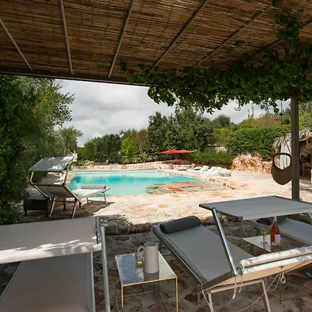 Historic Apulian With A Stone Pool *